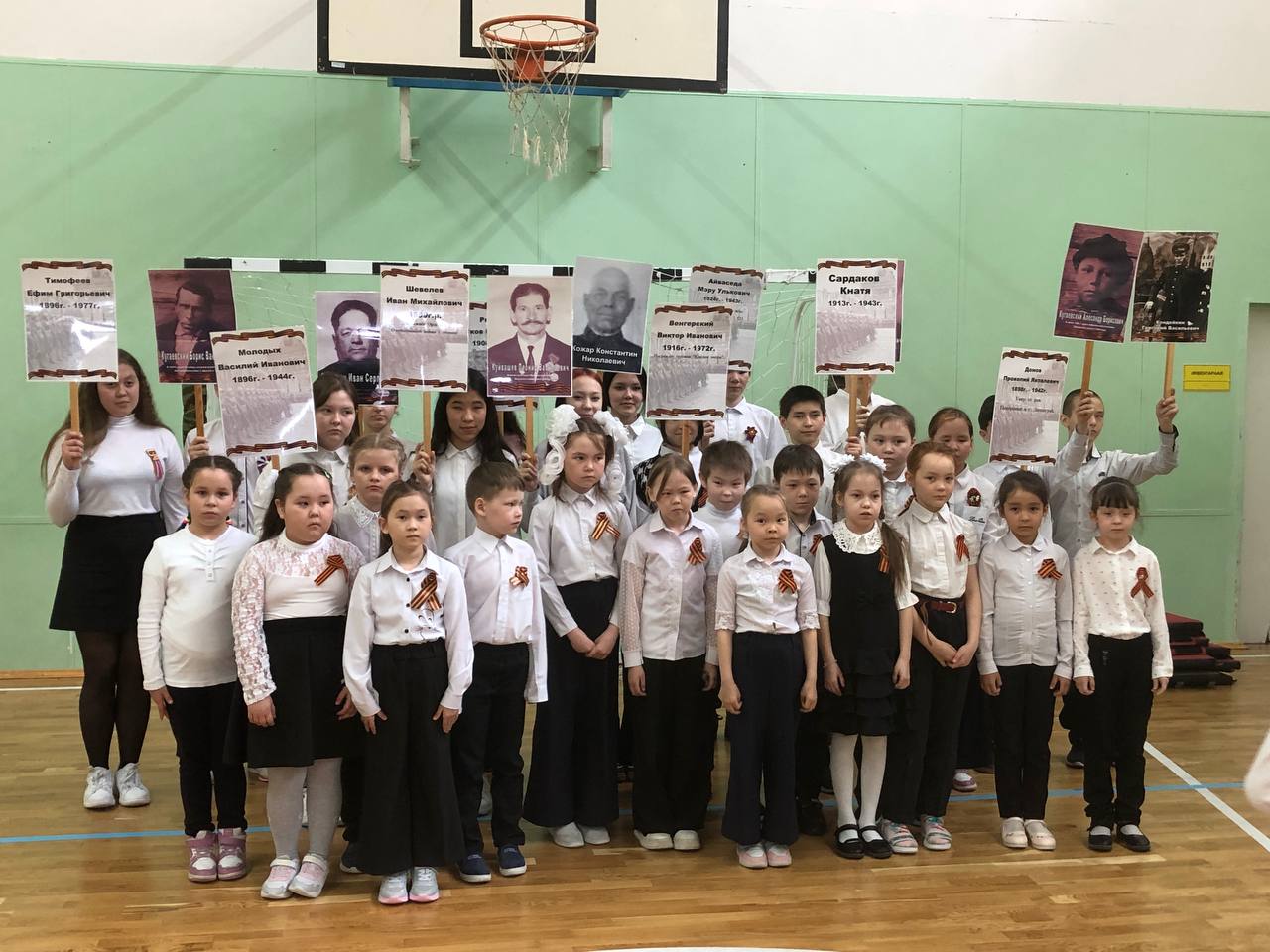 Торжественная линейка в честь 78-летия Победы проходит во всех школах России